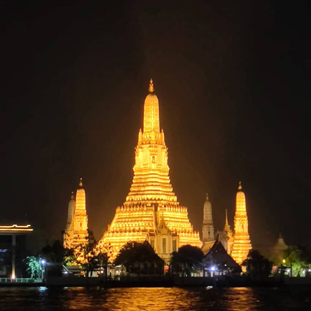 Beautiful sunset with amazing temple views 
