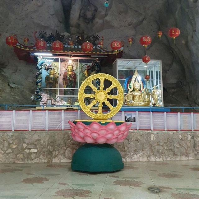 เที่ยวชมความสวยงาม..วัดเขารูปช้าง..ปาดังเบซาร์