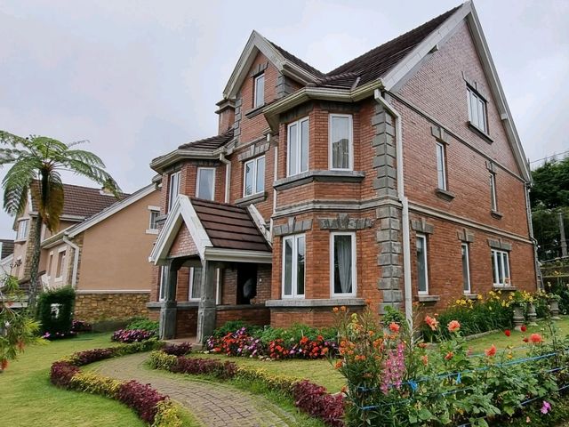 Stay in Kent Cottage, a colonial style bungalow 🇱🇰