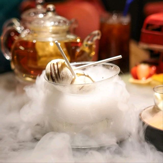 หลบฝนไปนั่งจิบชาฟิลผู้ดีอังกฤษที่ Rendezvous Lounge จ้า