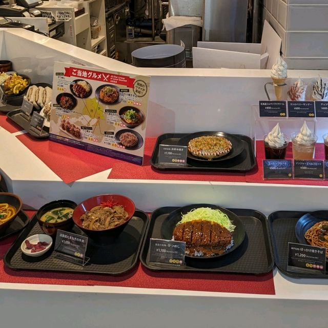 関西国際空港 第２ターミナル【ビリケンさん】が、気いつけてな。と、安全祈願。