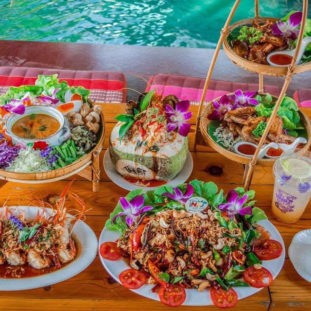 คาเฟ่สุพรรณบุรี ในสวนมะพร้าวริมน้ำ