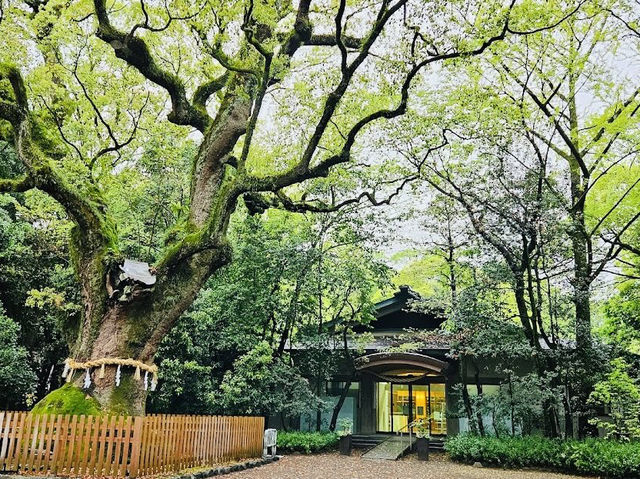 Enshrines the Kusanagi no Tsurugi