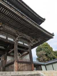 世界遺産【仁和寺】のニ王門は、２体の金剛力士像達に護られている