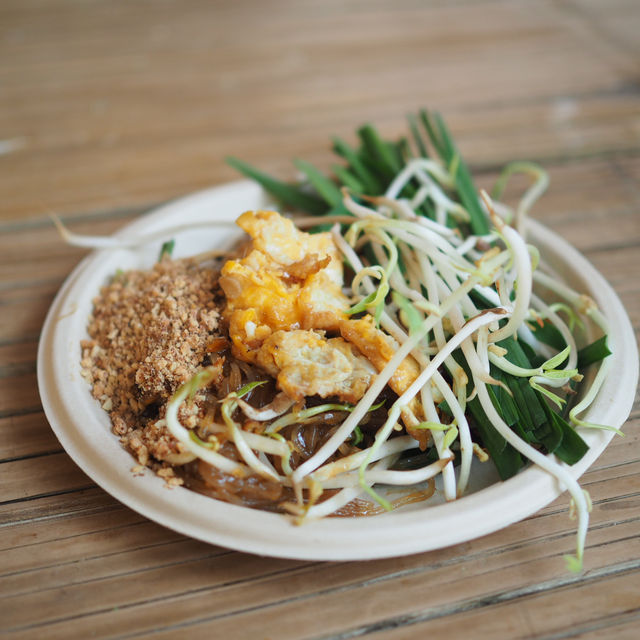 ตลาดโอ๊ะป่อย - บรรยากาศ อาหาร และลำธาร 