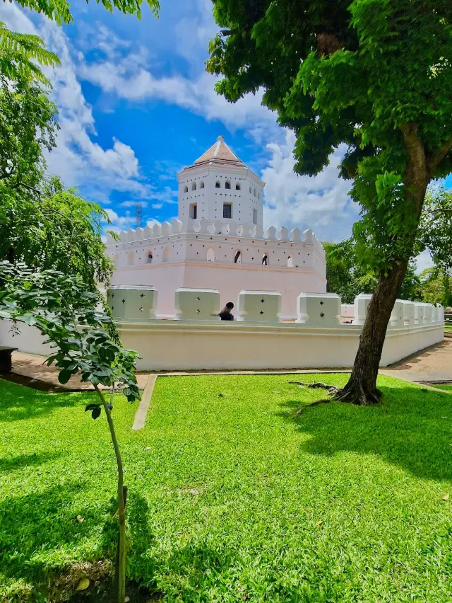 Phra Sumen Fort