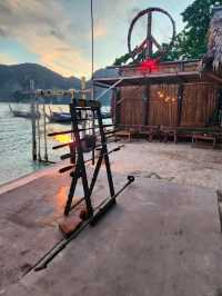 นั่งชิลฟังเสียงคลื่นที่ Hippies Bar & Restaurant