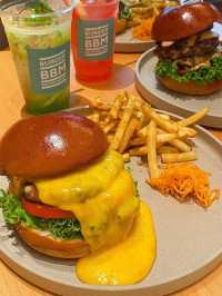 【福岡グルメ】滝のようにかけられたとろとろチーズのハンバーガー！
