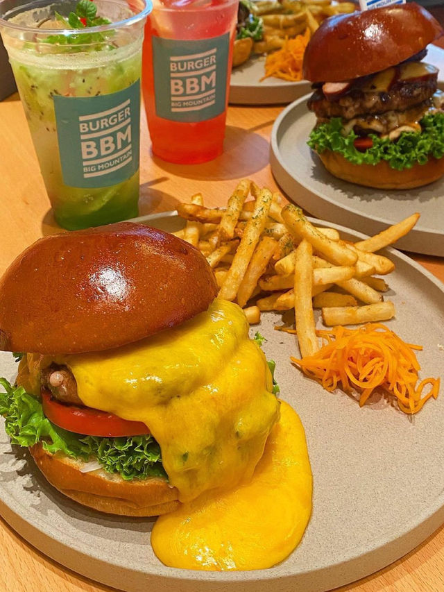 【福岡グルメ】滝のようにかけられたとろとろチーズのハンバーガー！