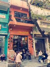 Dating with a blackbird 🐦‍⬛ in Hanoi cafe 