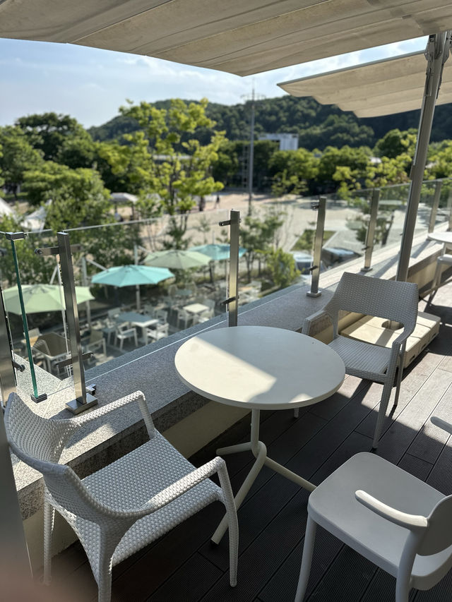 시원하게 바깥의 여름 자연 풍경을 보며 피서하기 좋은 🏖️헤이리마을 대형카페 여름데이트 추천