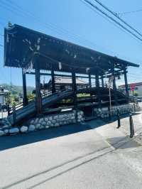 【長野県/下諏訪　“諏訪大社 下社 春宮”前/道路の真ん中にある下馬橋】