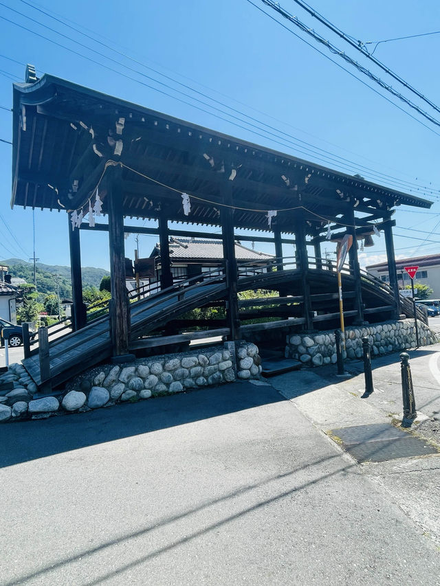 【長野県/下諏訪　“諏訪大社 下社 春宮”前/道路の真ん中にある下馬橋】