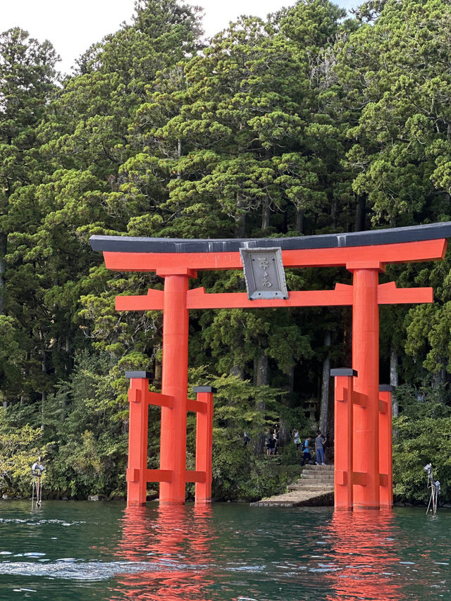 湖畔古社😍