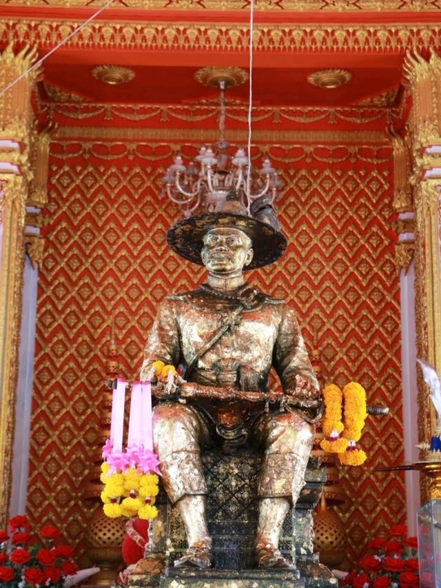 สักการะพระเจ้าตากสิน วัดลุ่ม