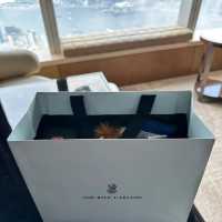 「香港」眺望維港天際線的麗思卡爾頓酒店