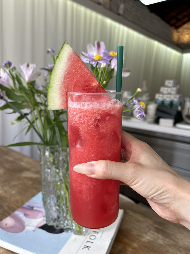 【韓国/合井】🍉💓🐶路地にオシャレな白基調の可愛いカフェ☕️