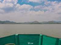 นั่งเรือมาถ่ายรูปกับสะพานของน้องน้ำกับพี่โชน