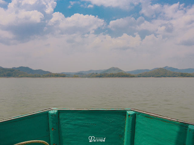 นั่งเรือมาถ่ายรูปกับสะพานของน้องน้ำกับพี่โชน