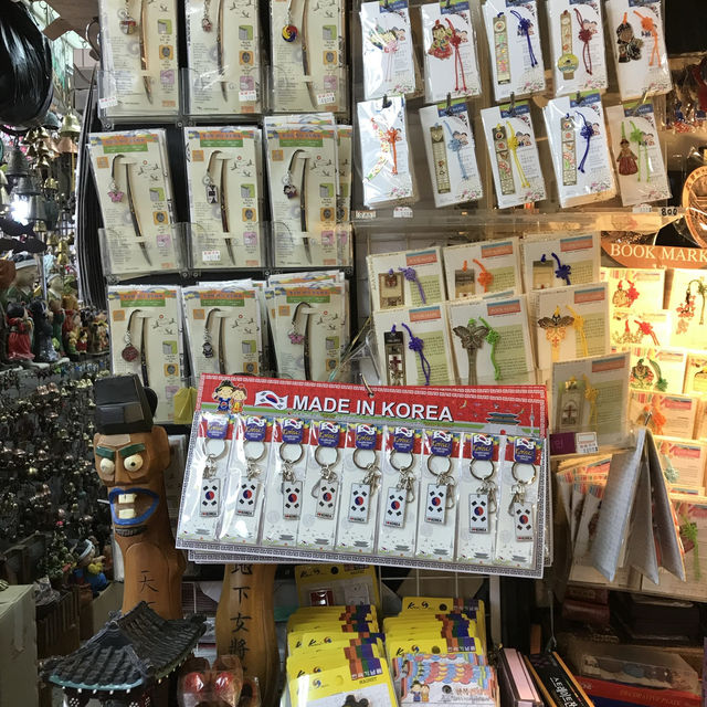 Discover the Heart of Seoul: Shopping at Namdaemun Market 🇰🇷