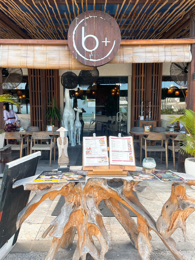 【バリ島】海沿いのオシャレカフェで美味しい料理満喫✨