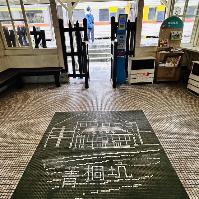 台湾ローカル鉄道で日本統治時の駅へ。