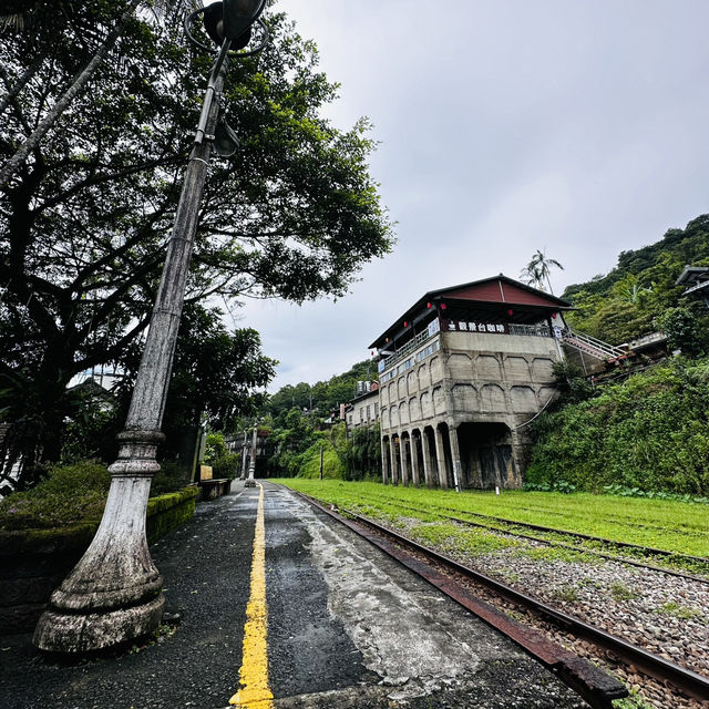 台湾ローカル鉄道で日本統治時の駅へ。