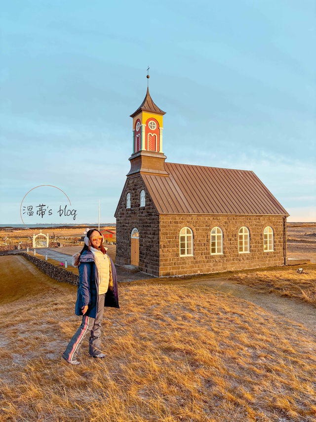冰島景點推薦｜Hvalsneskirkja，佇立在墓碑旁的彩色教堂