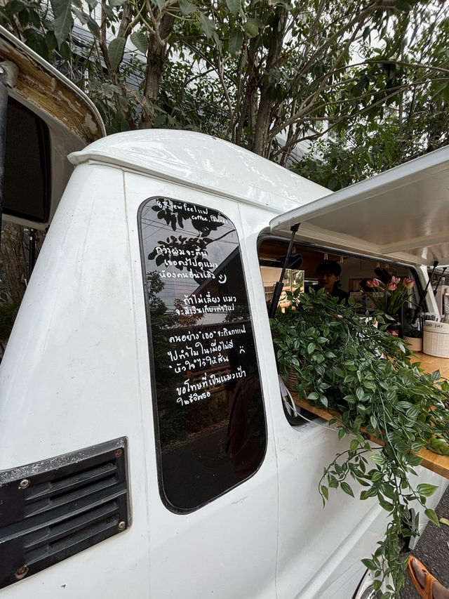 ร้านกาแฟในรถตู้ชิคๆ เท่ๆ ที่ฉะเชิงเทรา