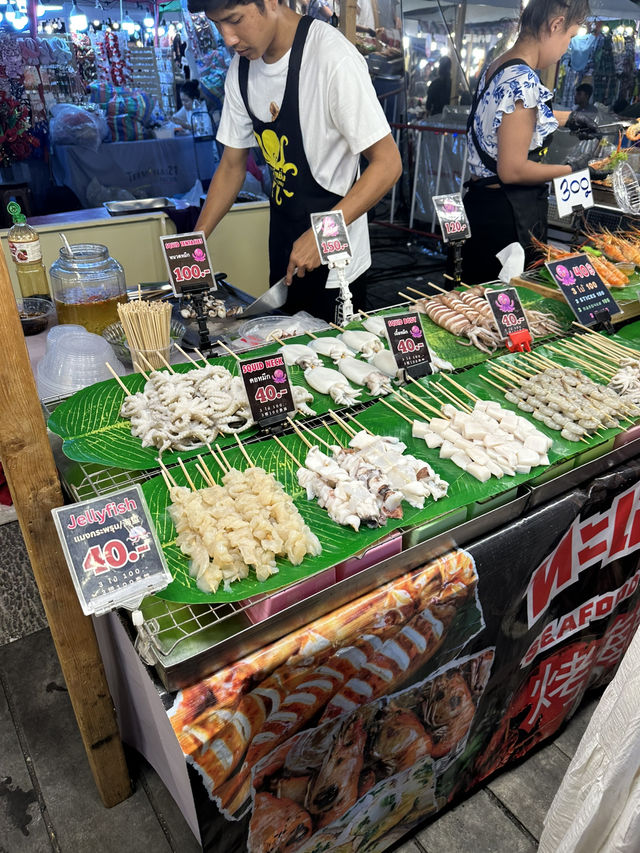 【タイ🇹🇭パタヤ】本物の飛行機の下でナイトマーケット