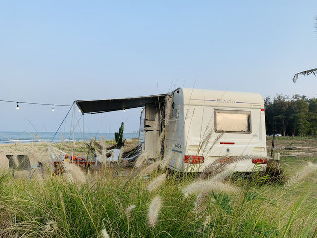 Eureka Beach Cafe Huahin พักผ่อนสุดชิลในรถบ้านริมเ