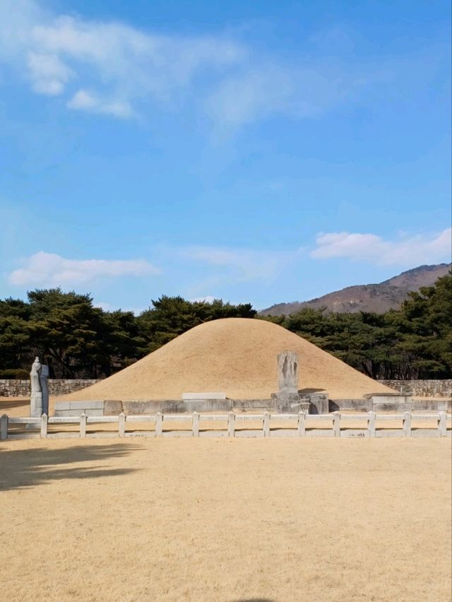 고즈넉한 연못이 어우러진 그림 같은 풍경 🌿🏯