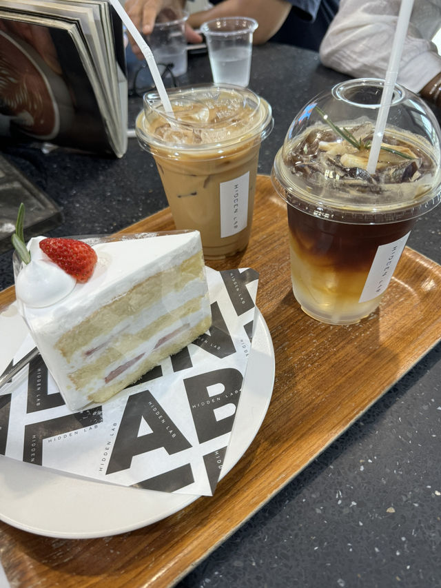 Hiddle Lab บางแสน คาเฟ่ ริมทะเล ชิลๆ