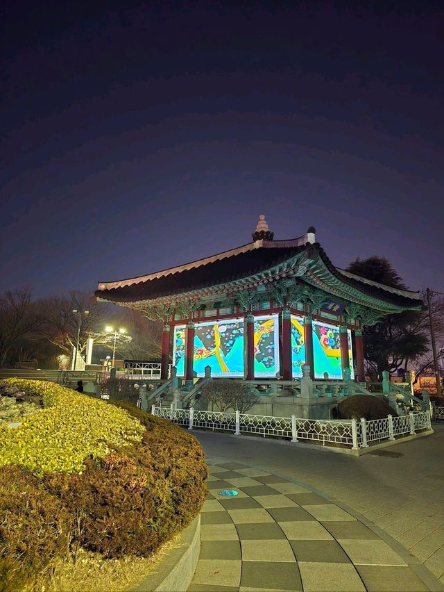 미디어아트가 인상적인 부산 용두산공원💛