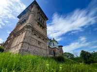 凱莉古堡（Kellie’s Castle）位於馬來西亞霹靂州怡保，是一座充滿神秘色彩的未完成城堡，擁有英國殖民時期的建築風格和各種靈異傳說。