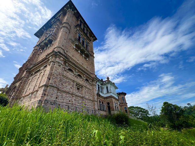 凱莉古堡（Kellie’s Castle）位於馬來西亞霹靂州怡保，是一座充滿神秘色彩的未完成城堡，擁有英國殖民時期的建築風格和各種靈異傳說。