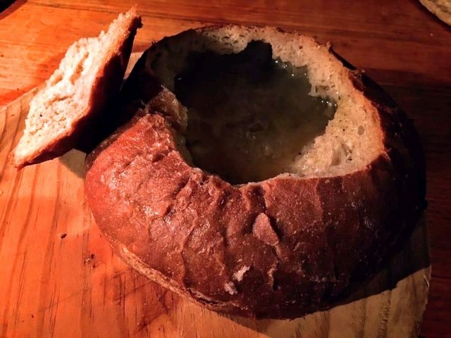 在洞穴中吃豬肋排？CK小鎮的地窖餐廳 Krčma Šatlava