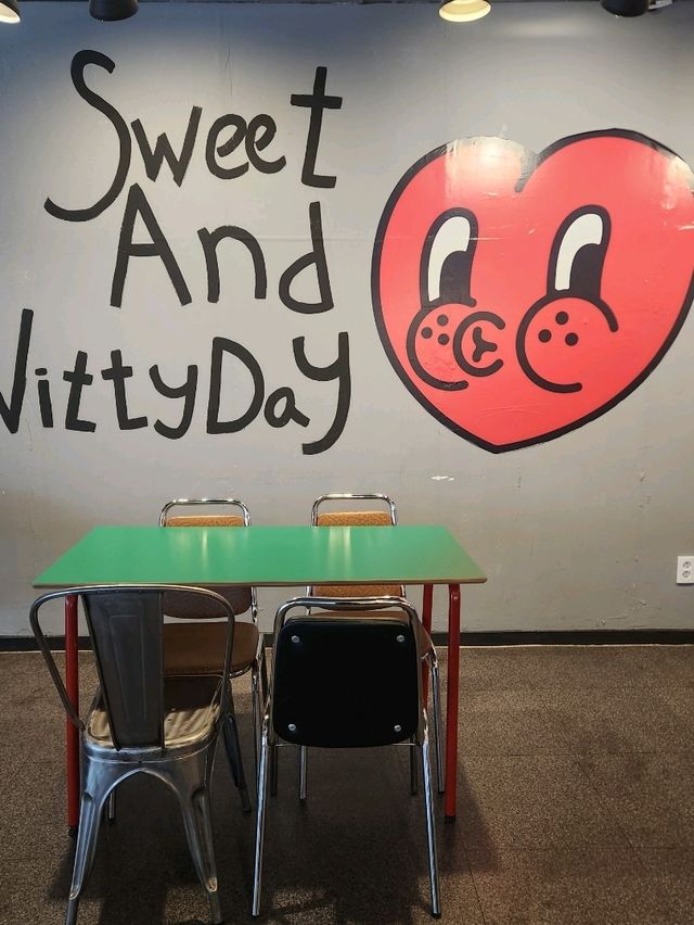 ❣️따뜻한 봄엔 알록달록 감성 넘치는 카페로, "위키위티디저트카페 산본점"❣️