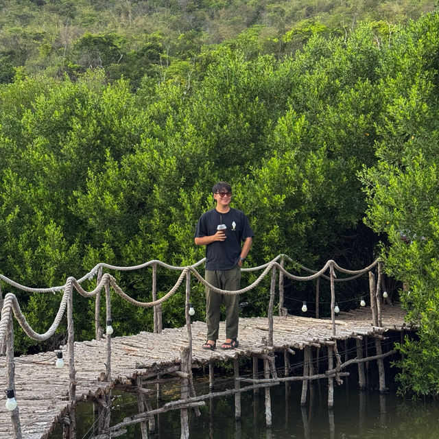 คาเฟ่กลางน้ำสุดชิล บรรยากาศดีต่อใจ #สัตหีบ 🥤⛰️🍃
