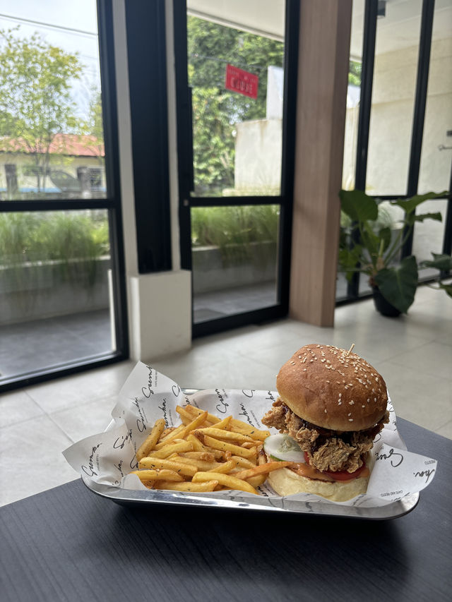 The Best Burger in Waingapu? Soemba Cafe & Resto Has My Vote! 🍔🔥