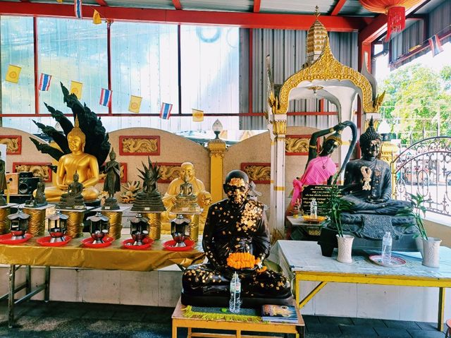 泰國曼谷市中心湄南河畔著名華人文化古跡寺廟景點：Wat Amon Khiri，祈福非常靈驗，適合打卡拍照📸祈福冥想
