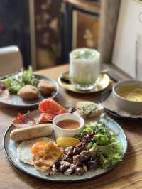  《工業風打卡Cafe🔥睇住電車路食野幾Chill》