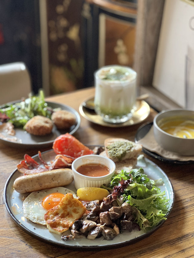  《工業風打卡Cafe🔥睇住電車路食野幾Chill》