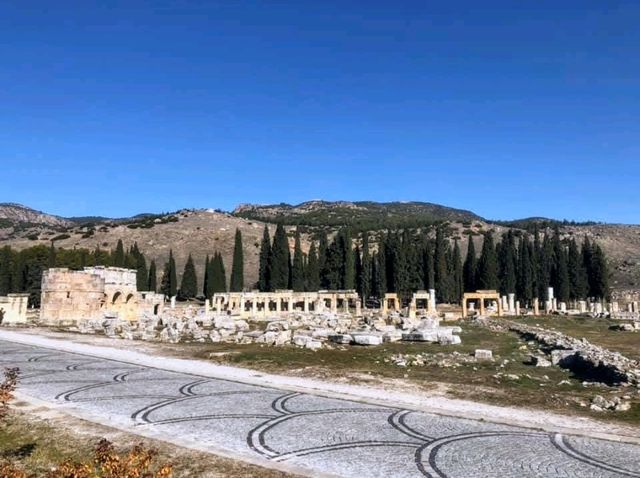 希拉波利斯 Hierapolis，棉堡之上的希臘羅馬風格古城