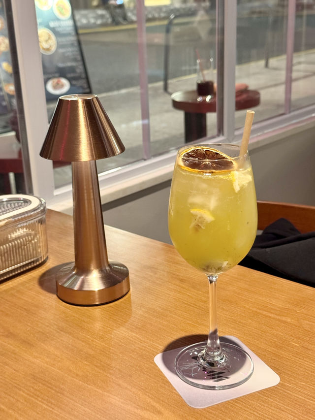 《鵝頸橋底新開酒吧西餐廳》