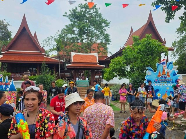 เล่นสงกรานต์กับช้าง ที่ อยุธยา 
