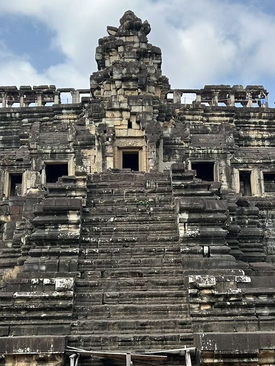「クメールの微笑み」が見守る、壮大な都城遺跡