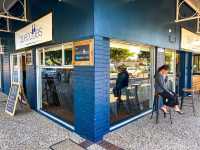 바닷마을의 여유를 담은 브런치 카페, Bluebottles Brasserie