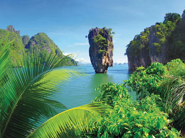"Phuket in 3 Days: Secret Beaches, Spicy Pineapple & the Best Sunset of Your Life 🏝️🔥"  