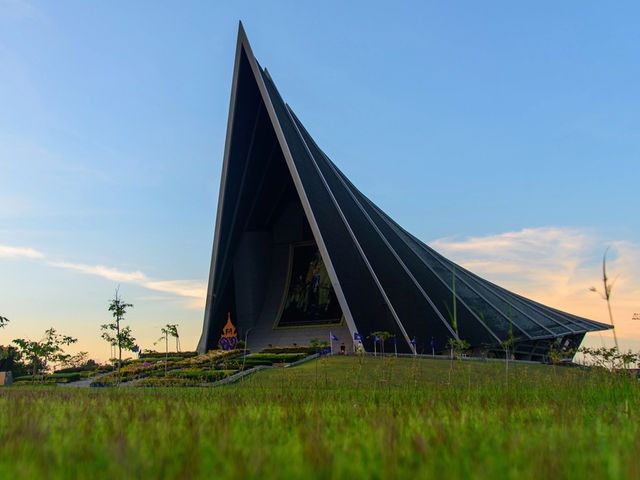 🏛️🍜 NAKHON PATHOM WEEKEND GUIDE: Ancient Wonders & Hidden Eats Just 1 Hour from Bangkok!